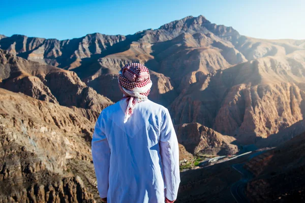 Arabský Muž Užívá Výhled Pouštní Pískovcovou Horu Jebel Jais Ras — Stock fotografie