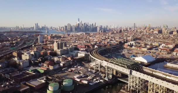 Luchtfoto Van Het Centrum Van Manhattan Vanaf Het Spoor Met — Stockvideo