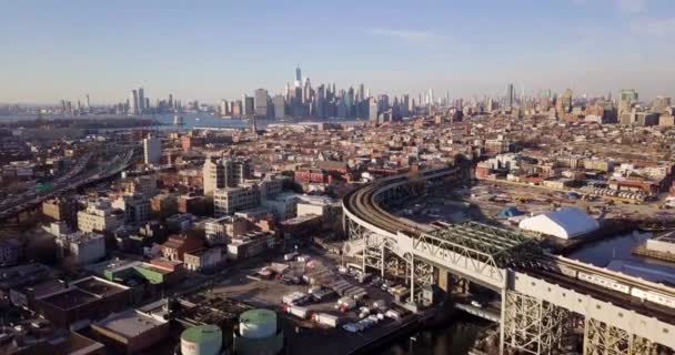 在阳光灿烂的日子里 从火车轨道上俯瞰曼哈顿市中心的景象 前面是一列火车 — 图库视频影像