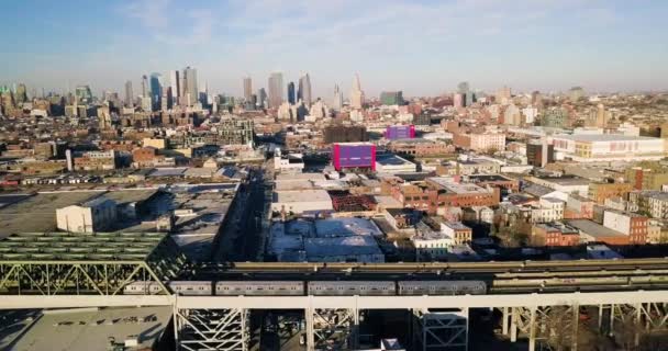 Luchtfoto Van Het Centrum Van Manhattan Vanaf Het Spoor Met — Stockvideo