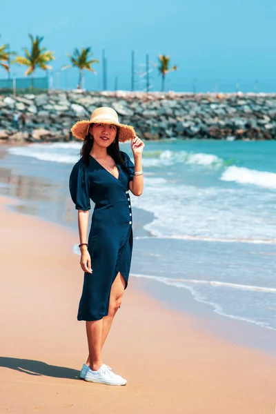 Модная Азиатская Девушка Гуляет Пляжу Летних Каникулах — стоковое фото
