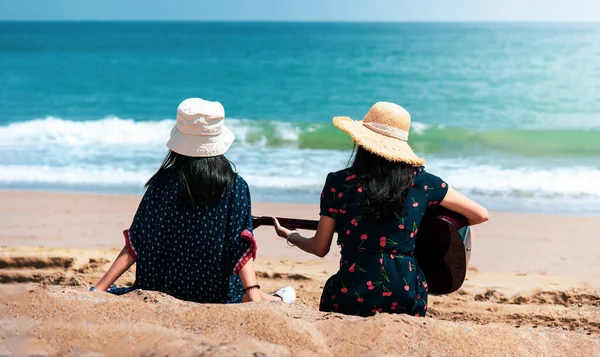 Amici Sesso Femminile Trascorrere Del Tempo Spiaggia Con Una Chitarra — Foto Stock