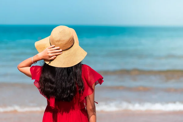 Güneşli Bir Günde Deniz Kenarına Bakan Kırmızı Elbiseli Bir Kadın — Stok fotoğraf