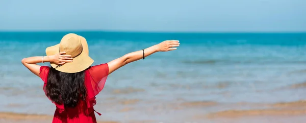 Lycklig Kvinna Vid Havet Bär Röd Klänning Stranden Med Kopieringsutrymme — Stockfoto