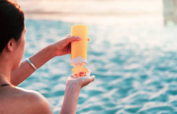 Женщина Использующая Солнечный Лосьон Пляже Летних Каникул — стоковое фото