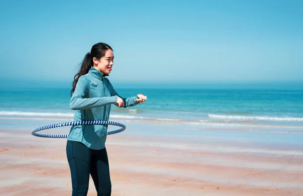 Glückliche Frau Übt Mit Hula Hoop Reifen Strand — Stockfoto