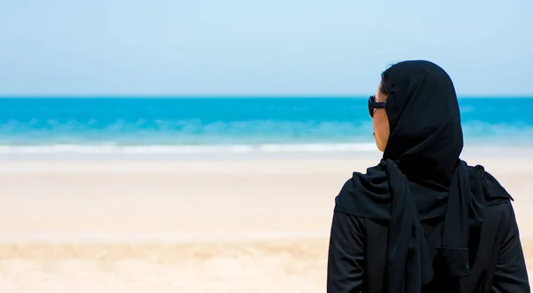 Muslimische Frau Sonnigen Strand — Stockfoto