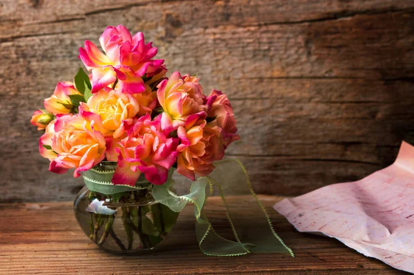 Buquê Rosas Selvagens Vaso Vidro — Fotografia de Stock