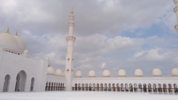 アブダビのシェイク ザイド グランド モスク晴れた日に最も有名なUaeランドマークの1つ — ストック動画