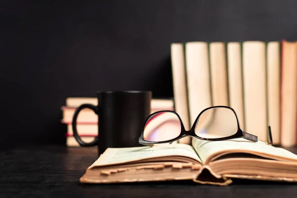 Stapel Boeken Met Kopje Koffie Lezen Een Donkere Tafel Met — Stockfoto
