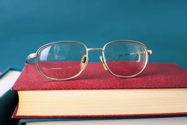 Läsglasögon Ovanpå Röd Bok — Stockfoto