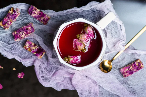 Rosa Con Postres Dulces Hechos Flores Naturales Cacahuetes Una Mesa — Foto de Stock