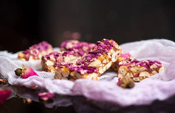 Postre Caramelo Natural Rosa Con Flores Naturales Cacahuetes — Foto de Stock