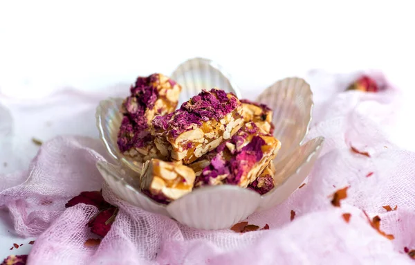 Postre Caramelo Natural Rosa Con Flores Naturales Cacahuetes —  Fotos de Stock