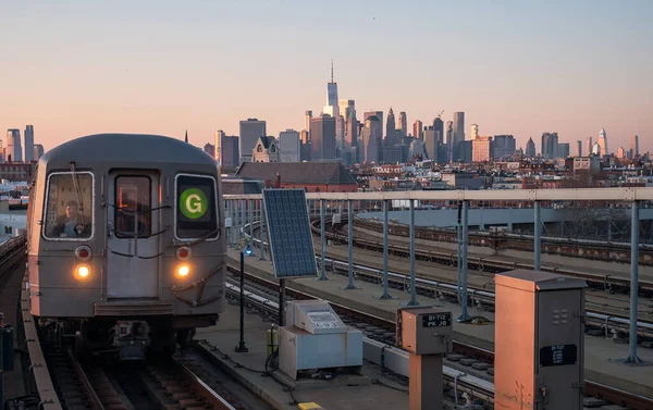 Brooklyn New York Mei 2020 Trein Die Aankomt Een Metrostation — Stockfoto