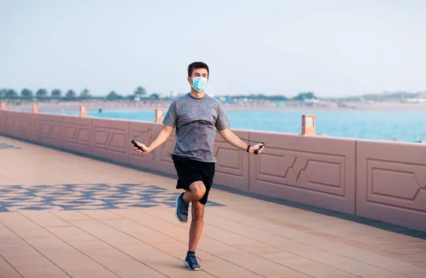 Uomo Che Allena Con Una Corda Salto Indossa Una Maschera — Foto Stock