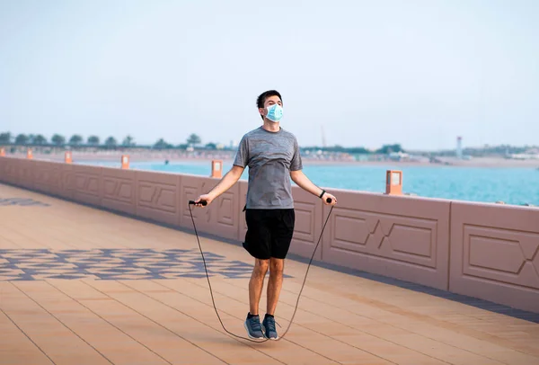 Uomo Che Allena Con Una Corda Salto Indossa Una Maschera — Foto Stock