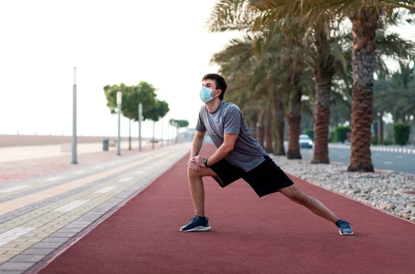 Muž Cvičení Při Nošení Chirurgické Masky Ochranu Před Virem Šíří — Stock fotografie