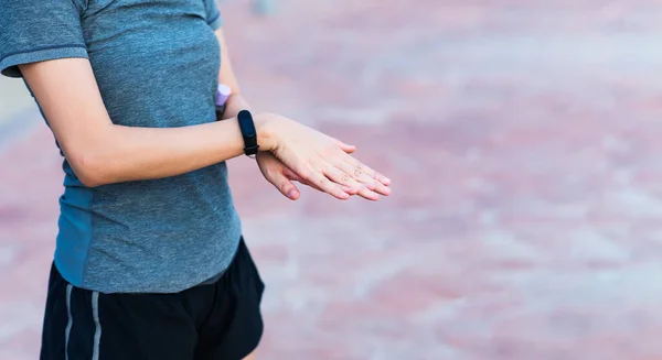 Femme Utilisant Désinfectant Pour Les Mains Comme Une Précaution Une — Photo