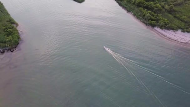 Filmagem Aérea Barco Branco Mar Durante Nascer Sol — Vídeo de Stock