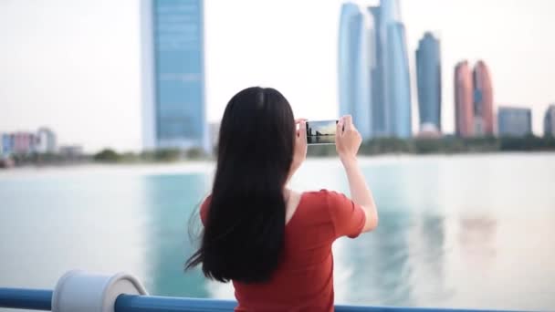 Žena Turista Fotografování Těší Abu Dhabi Cityscape Pohled Spojených Arabských — Stock video