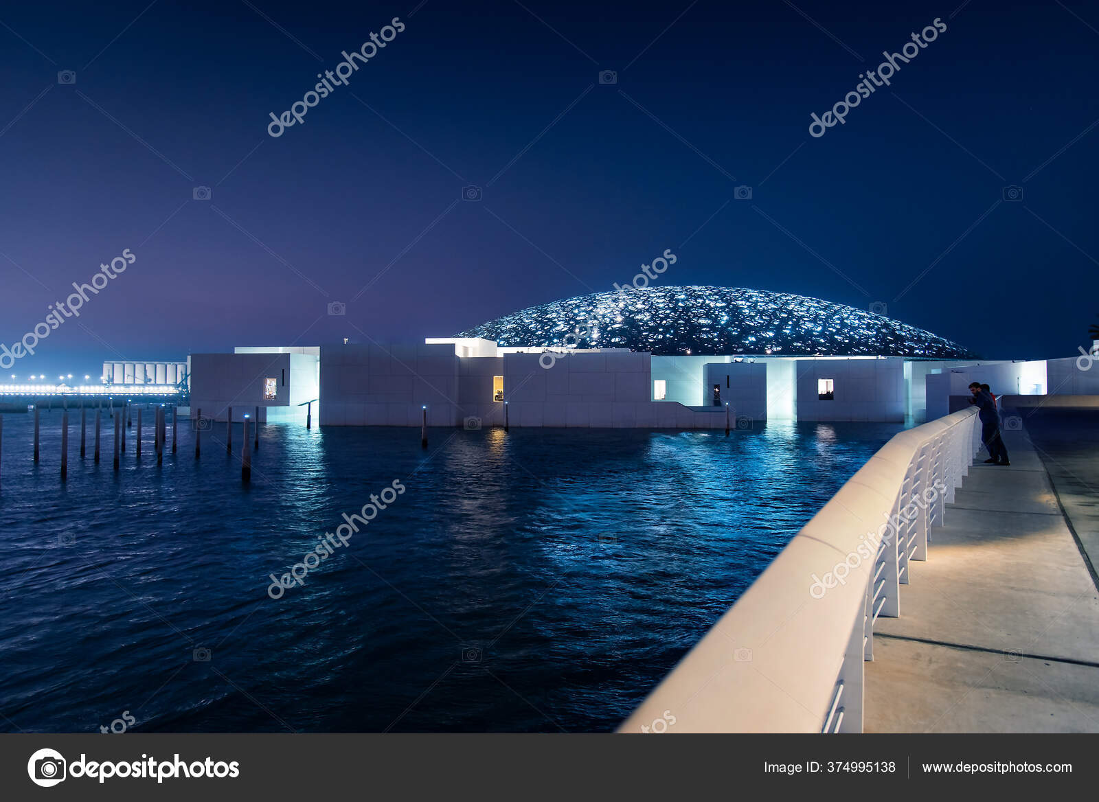 아랍에미리트의 Abu Dhabi 2019 아랍에미리트의 아랍에미리트에서 특유의 양식으로 다비의 루브르 — 스톡 에디토리얼 사진 ©  CreativeFamily #374995138