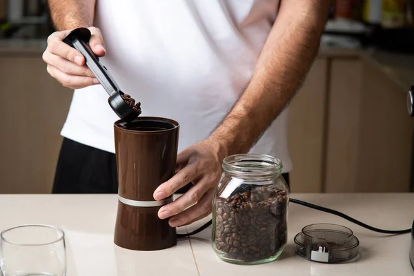 Muž Brousí Kávová Zrnka Espresso Home Barista Vnitřní Životní Styl — Stock fotografie