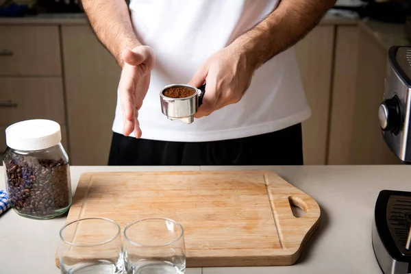 Hombre Organizando Café Molido Polvo Portafilter Cesta Inicio Barista Interior — Foto de Stock