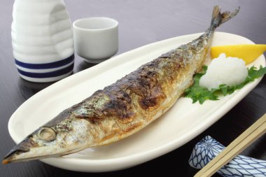 Izgara saury Japon pirinç şarabı ile Japon yemekleri