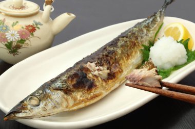 Izgara saury Japon gıda, yemek çubukları