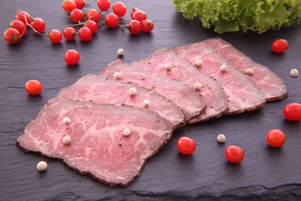 Carne assada com molho de molho de molho — Fotografia de Stock