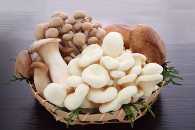 Bambu sepet içinde mantar