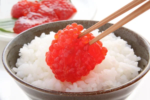Huevas de salmón con arroz, comida japonesa — Foto de Stock