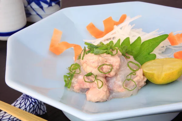 Filefish à voile de fil de sashimi avec foie, nourriture japonaise — Photo