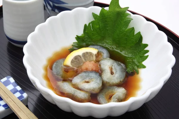 Pepino de mar con vinagre, Comida japonesa con vino de arroz sake —  Fotos de Stock