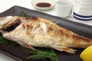 Pirinç şarabı ile tuz, Japon gıda ile ızgara pembe levrek