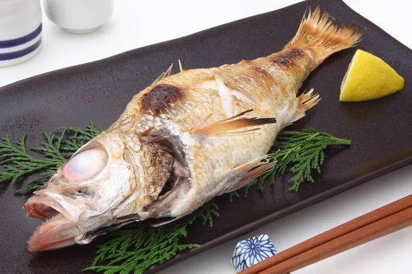 Pirinç şarabı ile tuz, Japon gıda ile ızgara pembe levrek — Stok fotoğraf