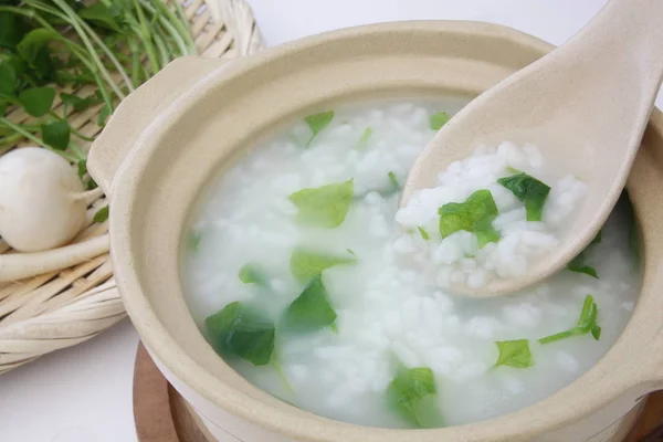 Pirinç lapası yedi bitkilerle Japon yemekleri
