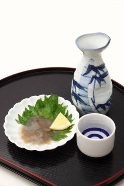 Şarap 'Sake' ve tuzlu deniz hıyarı cesaret Japon pirinç