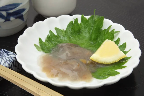 Tripas de pepino de mar salado y vino de arroz japonés 'Sake' — Foto de Stock