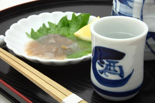 Vino de arroz japonés "sake" y tripas saladas de pepino de mar —  Fotos de Stock