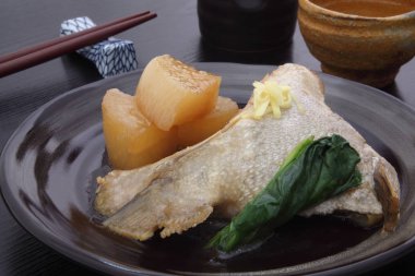 Japon Sake simmered Japon amberjack ve beyaz turp ile