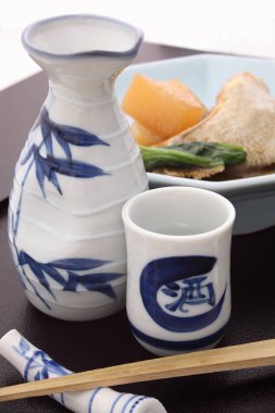 Japon Sake simmered Japon amberjack ve beyaz turp ile
