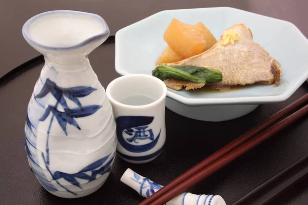 Sake Japonés con Amberjack Japonés a fuego lento y rábano blanco — Foto de Stock