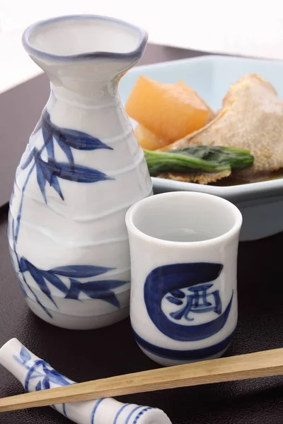 Japon Sake simmered Japon amberjack ve beyaz turp ile