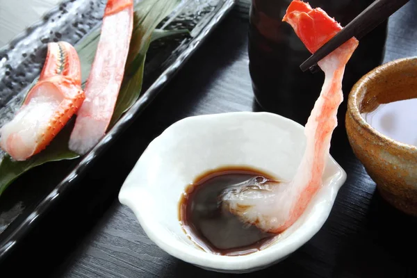 Cangrejo Sashimi con vino de arroz japonés sake — Foto de Stock