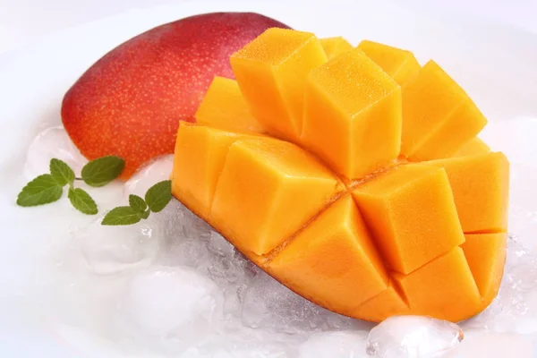 Mango på is — Stockfoto