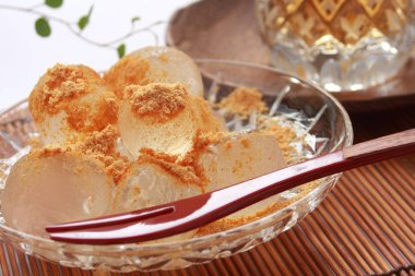 Eğrelti otu-nişasta köfte, Japon tatlılar