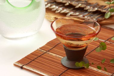 Şarap Sake ve kurutulmuş balık Japon pirinç