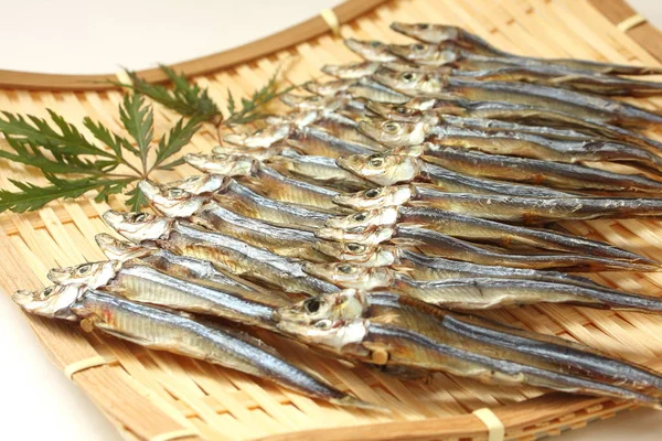 Getrocknete Sardinen auf Sieb, japanisches Essen — Stockfoto